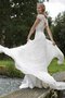 Robe de mariée longue facile en forme avec chiffon au niveau de cou