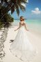 Robe de mariée sobre de traîne moyenne en dentelle longueru au niveau de sol a plage