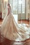 Robe de mariée sage plissé vintage decoration en fleur de traîne longue