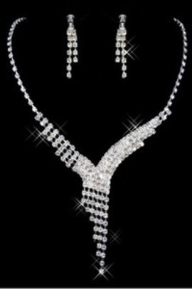 Dramatique de luxe avec des bijoux en cristal nuptiale