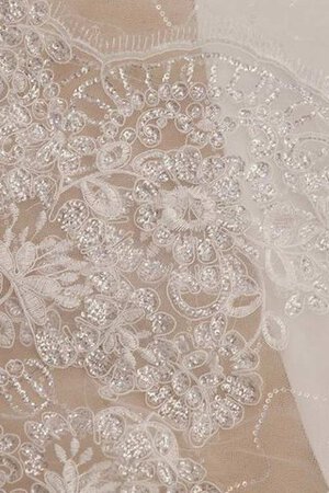 Robe de mariée delicat romantique avec décoration dentelle cordon de traîne longue