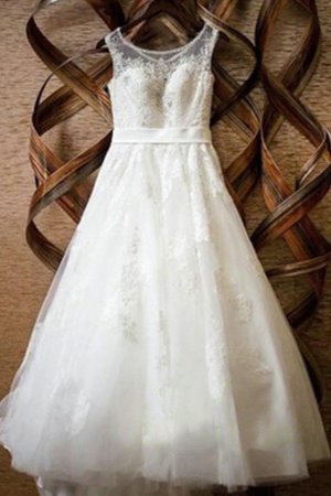 Robe de mariée encolure ronde de princesse avec décoration dentelle coupé a-ligne