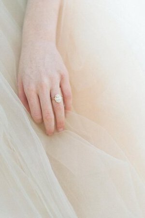 Robe de mariée simple ligne a en 1/2 manche avec décoration dentelle textile en tulle
