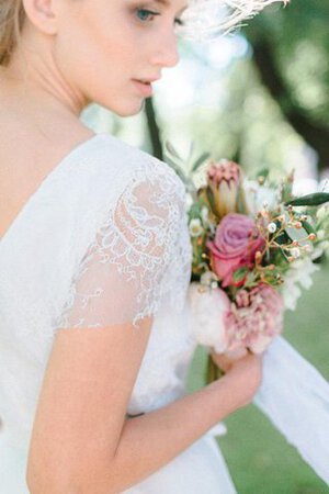 Robe de mariée distinguee facile ligne a au niveau de cou en tulle