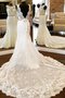 Robe de mariée avec nœud à boucle col u profond distinctif de fourreau naturel