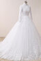 Robe de mariée dans l'eglise magnifique avec lacets de princesse avec perle