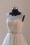 Robe de mariée plissé en dentelle au niveau de cou ceinture avec perle