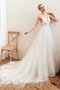 Robe de mariée décolleté dans le dos parfait dans l'eglise vintage longue