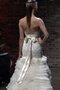 Robe de mariée ligne a en chute avec gradins décolleté dans le dos en organza