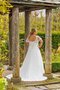 Robe de mariée longue formelle avec décoration dentelle au jardin avec lacets