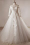 Robe de mariée en salle fantastique avec décoration dentelle luxueux naturel