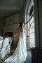 Robe de mariée decoration en fleur encolure ronde en satin de traîne mi-longue noeud