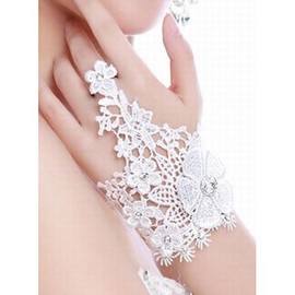 Enfilez des gants blancs modestes Chic mariée