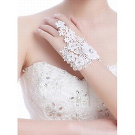Enfilez des gants blancs modestes Chic mariée - Photo 2