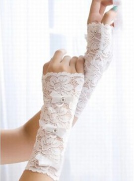 Avec l'application de pointe blancs élégants | Gants de mariée modestes