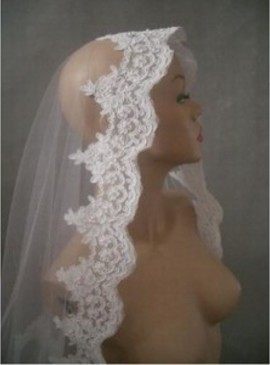 Court modestement moderne voile de la mariée