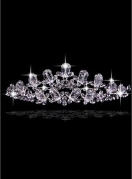 Belle de luxe avec des bijoux en cristal nuptiale