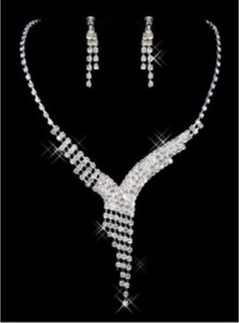 Dramatique de luxe avec des bijoux en cristal nuptiale