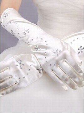 Mariée avec des gants Crystal White mariée