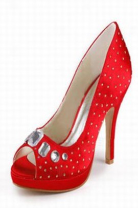 Avec la tête de poisson de haute avec des chaussures de mariée en satin fin