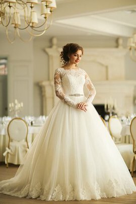 Robe de mariée longue naturel avec lacets de traîne mi-longue avec manche longue