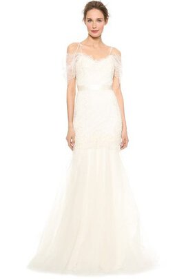 Robe de mariée longue avec ruban de traîne courte en organza au bord de la mer