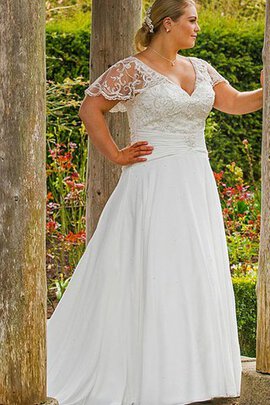 Robe de mariée longue formelle avec décoration dentelle au jardin avec lacets