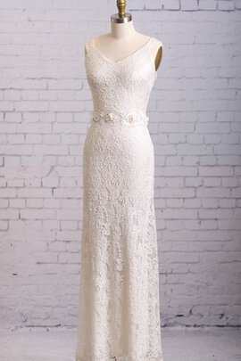 Robe de mariée longue jusqu'à la cheville en salle maillot de col en v