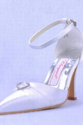 Haut en satin fin avec la chaussure de mariée amende