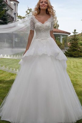 Robe de mariée longue romantique a salle intérieure en plein air avec décoration dentelle