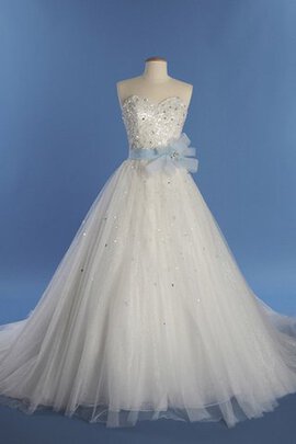 Robe de mariée elégant serieuse dans l'eglise textile en tulle avec nœud