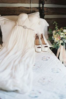 Robe de mariée delicat facile epaule nue de traîne courte ceinture