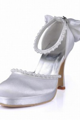 Haut en satin fin avec la chaussure de mariée rond