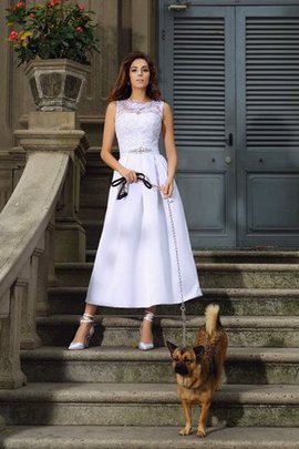 Robe de mariée ligne a manche nulle en satin de col bateau de princesse