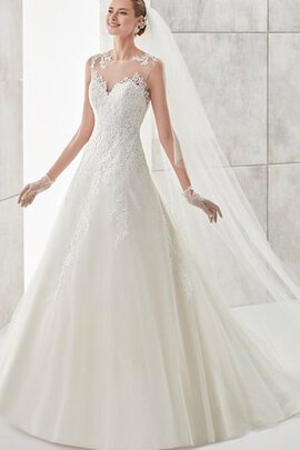 Robe de mariée classique romantique distinguee ligne a en dentelle