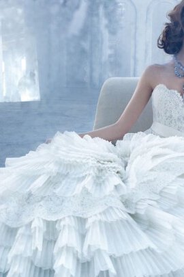 Robe de mariée ligne a en chute avec gradins décolleté dans le dos en organza