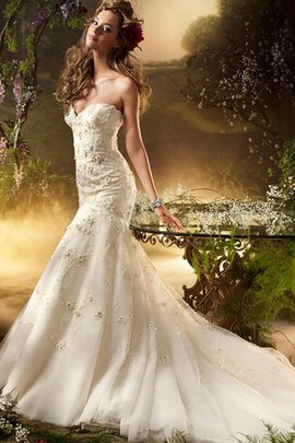 Robe de mariée charmeuse extraodinaire avec fleurs textile en tulle avec broderie