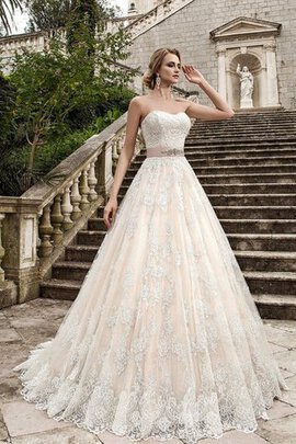 Robe de mariée naturel longue avec perle longueru au niveau de sol col en forme de cœur