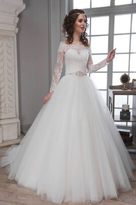 Robe de mariée longue avec manche longue epaule nue ligne a de traîne mi-longue