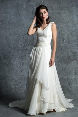 Robe de mariée charmeuse dans l'eglise pendant avec chiffon au bord de la mer