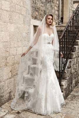 Robe de mariée romantique avec sans manches longueur au ras du sol cordon en dentelle