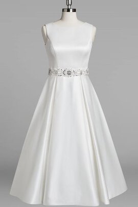 Robe de mariée avec perle au niveau de cou en satin ligne a avec décoration dentelle