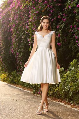 Robe de mariée avec sans manches avec perle de princesse v encolure en satin