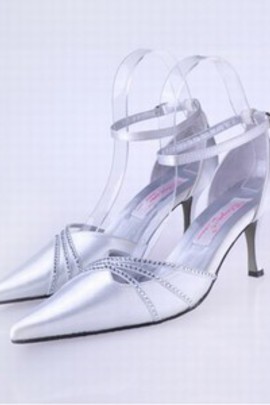 Fin avec la chaussure de mariée à talons