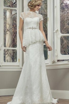 Robe de mariée sobre distinguee avec décoration dentelle longueur au ras du sol de fourreau