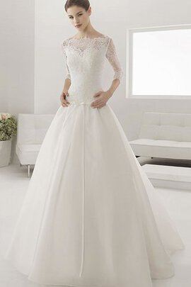 Robe de mariée romantique avec décoration dentelle ligne a ceinture en étoffe avec ruban