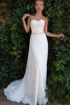 Robe de mariée naturel de fourreau avec lacets de traîne moyenne avec décoration dentelle