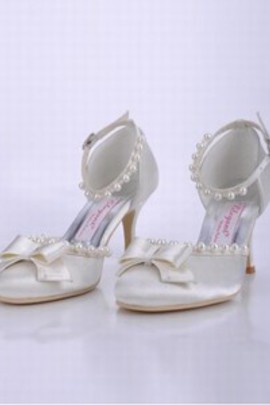 Beaux talons hauts ronde avec chaussures de mariée