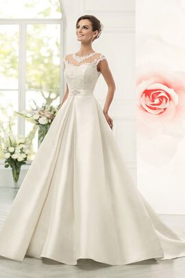 Robe de mariée romantique distinguee avec manche courte avec fronce col ras du cou