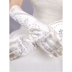 Mariée avec des gants Crystal White mariée